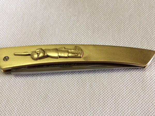 COUTEAU  THIERS  12CM MANCHE LAITON SUJET CHASSEUR EN RELIEF SATINE LAME INOX-9512 – Image 2