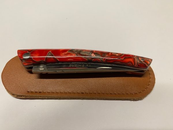 COUTEAU THIERS PLEIN MANCHE RESINE ROUGE 10 CM 1 PIECE  LAME INOX RESSORT  GUILLOCHE-9610 RES – Image 5