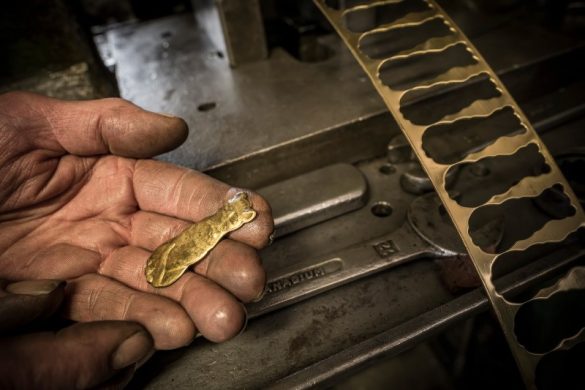 Mains qui échangent un couteau Mains qui échangent un couteau